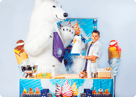 Белый медведь готовит крио мороженое
