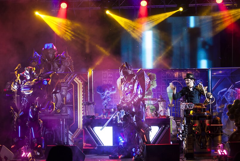 Парад гигантских роботов на фестивале