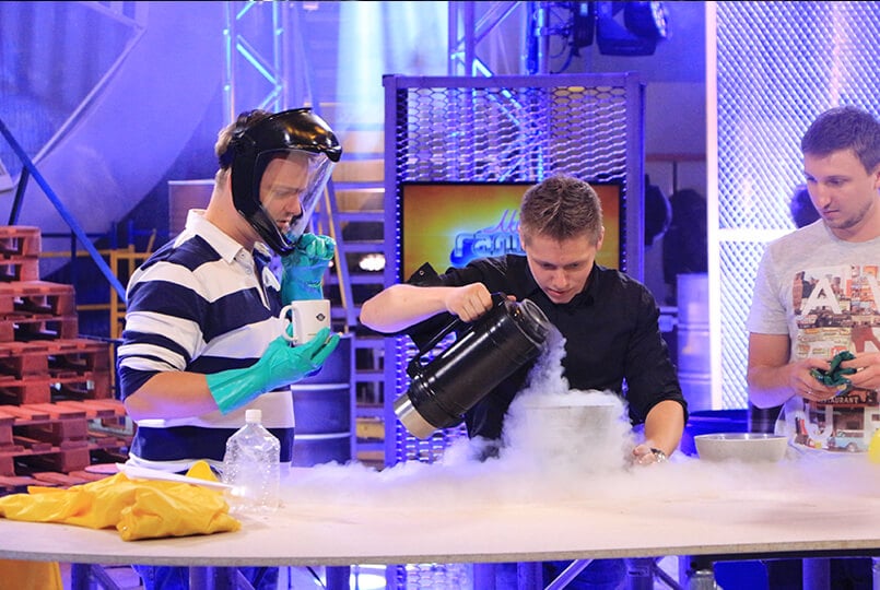 Руководитель Лаборатории Механик проводит эксперимент с жидким азотом с Александром Пушным