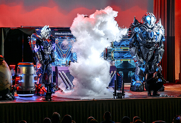 Гигантские роботы трансформеры на новогоднем шоу