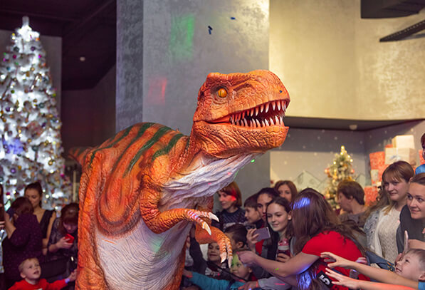 Динозавр на новогоднем празднике в Moscow City