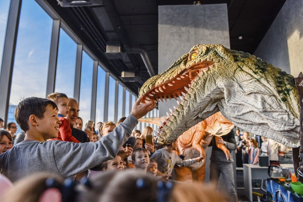 Динозавр на шоу кусает зрителей